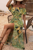 Vestido de verano con estampado verde naranja con abertura y hombros descubiertos