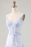 Vestido largo de invitada a la boda con estampado de flores azules y estampado en línea A