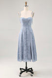 Vestido de invitada de boda con tirantes de espagueti midi en línea A azul polvoriento con abertura
