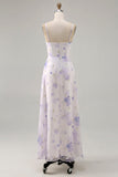 Vestido de invitada de boda con tirantes finos de flores lavanda y abertura