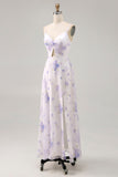 Vestido de invitada de boda con tirantes finos de flores lavanda y abertura