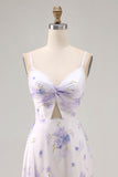 Vestido de invitada de boda con tirantes finos de flores lavanda y abertura