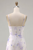 Vestido de invitada de boda con tirantes finos de flores lavanda y abertura