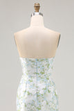 Vestido de dama de honor sin tirantes estampado de flores blancas y azules