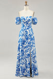Vestido de invitada de boda con estampado floral azul con hombros descubiertos y abertura