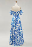 Vestido de invitada de boda con estampado floral azul con hombros descubiertos y abertura