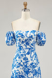 Vestido de invitada de boda con estampado floral azul con hombros descubiertos y abertura