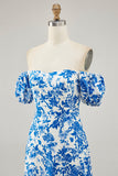 Vestido de invitada de boda con estampado floral azul con hombros descubiertos y abertura