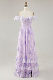 Vestido de dama de honor con volantes de una línea con estampado de flores de lavanda con abertura