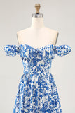 Vestido de invitada de boda azul con volantes estampado con hombros descubiertos y abertura