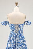 Vestido de invitada de boda azul con volantes estampado con hombros descubiertos y abertura