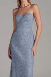 Vestido largo de dama de honor azul empolvado con vaina sin tirantes