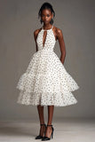 Vestido blanco de lunares negros con corte halter de línea A