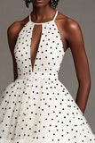 Vestido blanco de lunares negros con corte halter de línea A