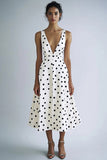 Vestido blanco de lunares negros con escote en V