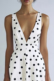 Vestido blanco de lunares negros con escote en V