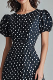 Vestido largo de lunares blancos con cuello redondo y cuello redondo negro