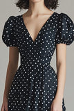 Vestido de lunares blanco negro satinado de una línea con mangas abullonadas