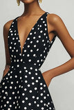 Vestido de lunares A con escote en V blanco y negro