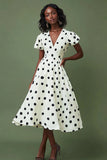 Vestido de lunares blanco negro de una línea con mangas abullonadas