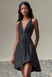 Vestido corto negro con escote en V y lunares blancos