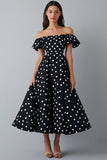 Vestido de lunares blancos negros con volantes con hombros descubiertos