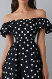 Vestido de lunares blancos negros con volantes con hombros descubiertos