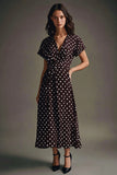 Vestido de lunares blancos café de gasa con mangas cortas