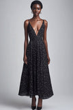 Vestido largo de lunares blancos con escote en V y cuello en V negro