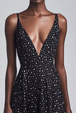 Vestido largo de lunares blancos con escote en V y cuello en V negro