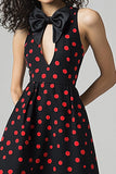 Un vestido de lunares rojos negros con corte de línea y lazo