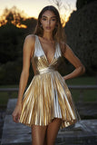 Vestido de cóctel corto de línea A dorado metalizado con pliegues