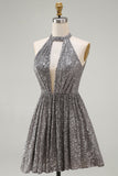 Vestido de cóctel plateado corto con corte y corte brillante en la espalda abierta