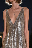 Vestido de cóctel gris plata con escote en V
