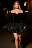 Vestido de cóctel negro evasé con hombros descubiertos