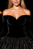 Vestido de cóctel negro evasé con hombros descubiertos