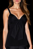 Vestido de cóctel negro de corte evasé hasta la rodilla