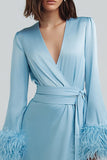 Vestido de trabajo de satén con cuello en V y plumas azul cielo