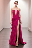 Vestido de noche sin tirantes con fruncido rosa y abertura