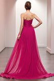 Vestido de noche sin tirantes con fruncido rosa y abertura