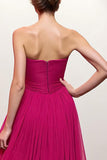 Vestido de noche sin tirantes con fruncido rosa y abertura
