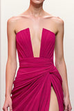 Vestido de noche sin tirantes con fruncido rosa y abertura