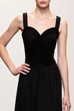 Vestido largo de noche con tirantes fruncidos y vaina negra