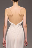 Vestido de noche largo fruncido de marfil elegante con vaina de corazón