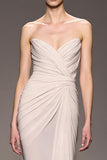 Vestido de noche largo fruncido de marfil elegante con vaina de corazón