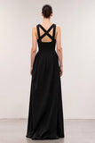 Vestido de noche largo negro con cuello cuadrado y una línea