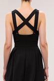 Vestido de noche largo negro con cuello cuadrado y una línea