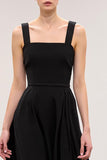 Vestido de noche largo negro con cuello cuadrado y una línea