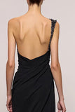 Vestido de noche largo con un hombro sin espalda y vaina negra