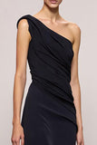 Vestido de noche largo con un hombro sin espalda y vaina negra